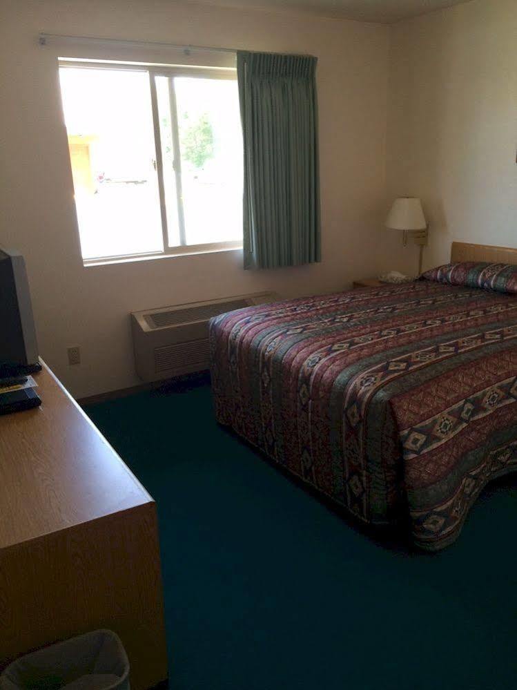 Mini Golden Inns Motel Hungry Horse Bagian luar foto